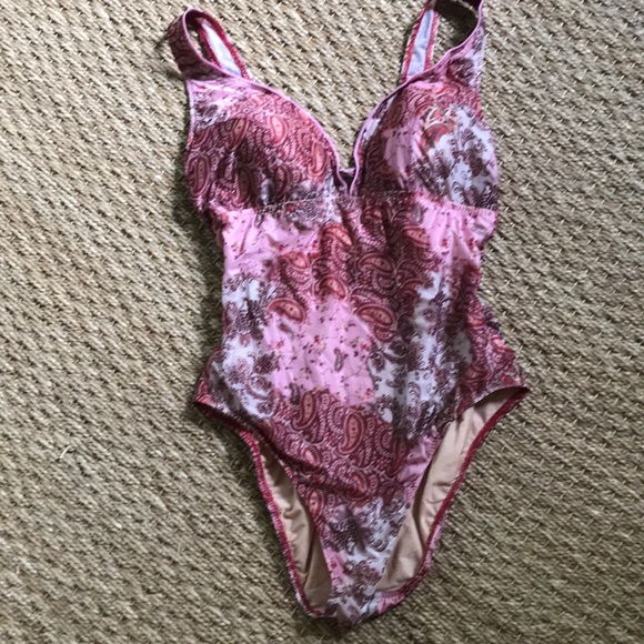 Gorgeous one-piece swim suit - Picture 1 of 5